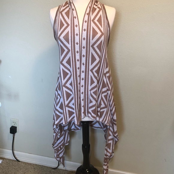 Geometric Tan & White Sleeveless Sweater - Picture 2 of 4